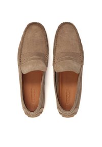 Suede loaferek tompa bézs színben. Varrott részletezéssel és sima bőr belsővel rendelkezik. Klasszikus, slip-on kialakítás, kerek orral.