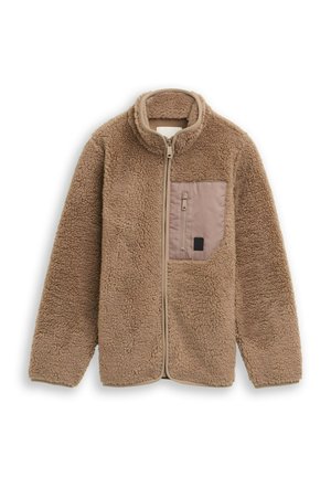 Braune Fleecejacke mit durchgehendem Reißverschluss, hohem Kragen und kontrastierendem, mit Reißverschluss versehenem Brusttasche auf einem schlichten weißen Hintergrund.