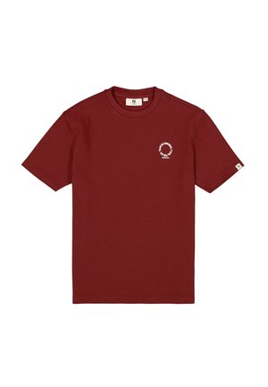 Camiseta de algodón color granate con cuello redondo, mangas cortas y un pequeño gráfico blanco estampado en el pecho izquierdo.