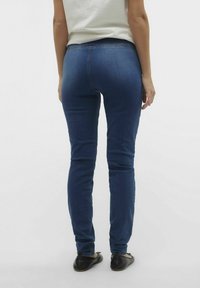 MAMALICIOUS UMSTANDS - Jeans slim fit - medium blue denim
