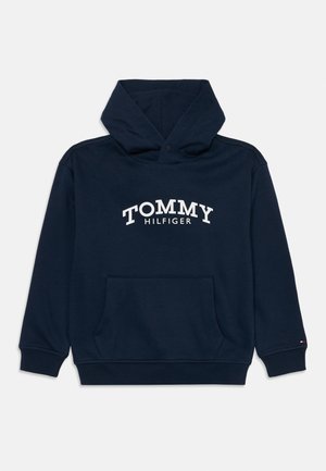 Hanorac bleumarin cu buzunar frontal, având logo-ul alb "TOMMY HILFIGER". Fabricat dintr-un material moale, cu manșete și tiv căptușit.