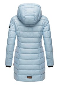 Gaiši zils pūkainais mētelis ar kapuci, quilted faktūra, garas piedurknes un melni adīti aproces. Ar logotipu uz kreisā roka un brūnu etiķeti.