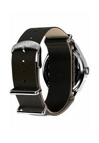 Timex-Uhr mit einem braunen Lederarmband, silberner Metallschließe und einem Gehäuseboden aus rostfreiem Stahl. Das Armband hat eine glatte Oberfläche mit Löchern.