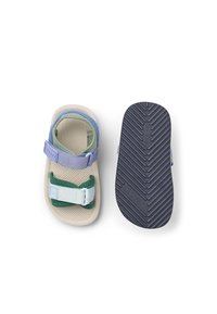 Πολύχρωμο σανδάλι με μπεζ σόλα, λουριά από πράσινο και μπλε υλικό, ρυθμιζόμενα αυτοκόλλ ητα βέλκρο και υφή μαύρης σόλας στο κάτω μέρος.