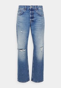 Jeans in denim azzurro chiaro con un design a gamba dritta. Presentano aree strappate e orli sfrangiati. Stile classico a cinque tasche e chiusura con bottone.