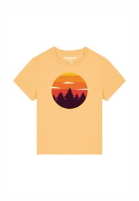 Katoenen T-shirt in lichtgeel met een cirkelvormige grafiek van een vervagende zonsondergang en silhouetten van donkere dennenbomen.