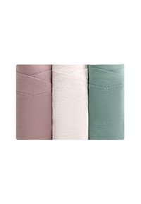 Drie opgerolde stofstukken in zachte texturen: lichtroze, beige en gedempt groen. Elk heeft zichtbare stiksels en een gladde afwerking.