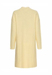 Geel, lange, gebreide cardigan met driekwart mouwen en een gestructureerde afwerking. Heeft een eenvoudig ontwerp en geen zichtbare sluitingen.