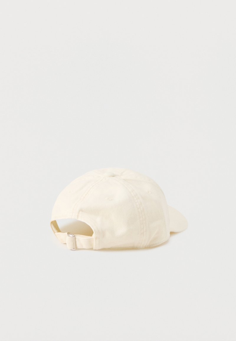 Roomkleurige verstelbare katoenen honkbalpet, achterkant getoond met metalen gesp sluiting.