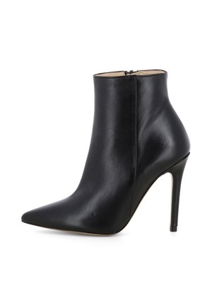 Zwarte leren enkellaars met een spitse neus, slank design, hoge stilettohak en een rits aan de zijkant. Gladde textuur zonder patronen.