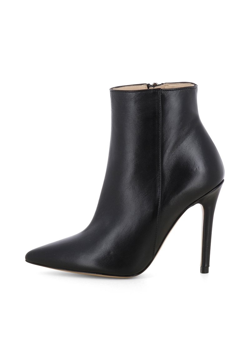 Schwarze Lederankelstiefel mit spitzer Zehe, schlankem Design, hohen Stiletto-Absätzen und seitlichem Reißverschluss. Glatte Textur ohne Muster.