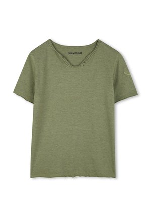 T-shirt à manches courtes vert olive en matière douce. Présente un col en V avec deux boutons décoratifs et un ourlet brut. Design simple et décontracté.