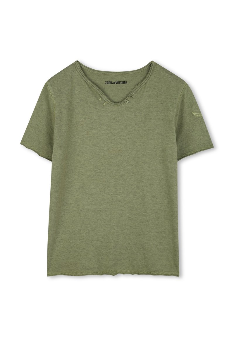 T-shirt à manches courtes vert olive en matière douce. Présente un col en V avec deux boutons décoratifs et un ourlet brut. Design simple et décontracté.