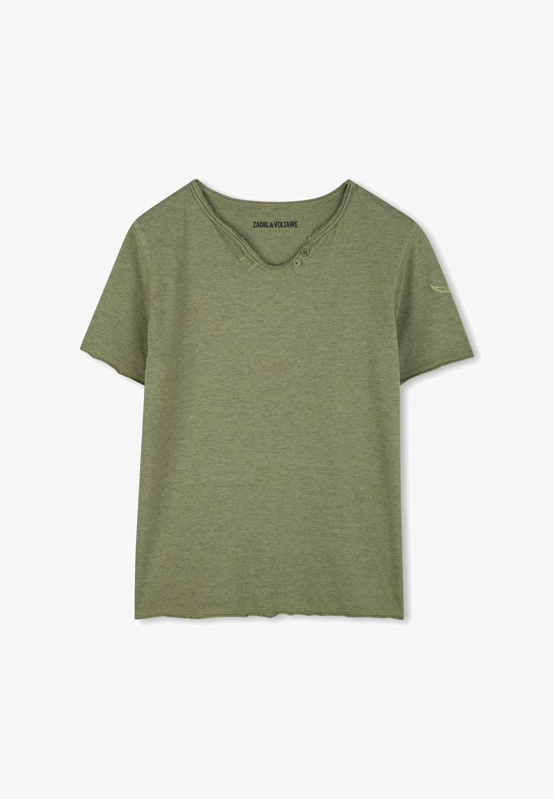 T-shirt à manches courtes vert olive en matière douce. Présente un col en V avec deux boutons décoratifs et un ourlet brut. Design simple et décontracté.