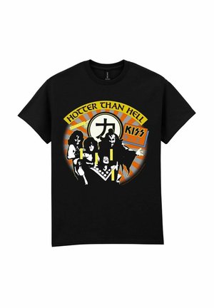 Schwarzes T-Shirt mit Grafik von vier Bandmitgliedern in Make-up, gelbem Text „Hotter Than Hell“ und „KISS“-Logo auf orange-weißem Sonnenstrahlen-Hintergrund.