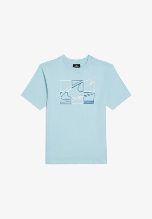 Camiseta de algodón azul claro con un diseño gráfico en blanco y azul marino, de manga corta y cuello redondo. Logotipo mostrado de manera prominente.