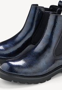 Stivali Chelsea di vernice blu scuro con pannelli elastici laterali, punta tonda, superficie texturizzata e suola in gomma nera resistente.