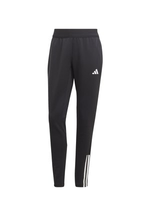 Czarne spodenki sportowe z elastycznym pasem. Posiadają białe logo Adidas oraz trzy białe paski na dolnych częściach nogawek jako akcenty wzornicze.