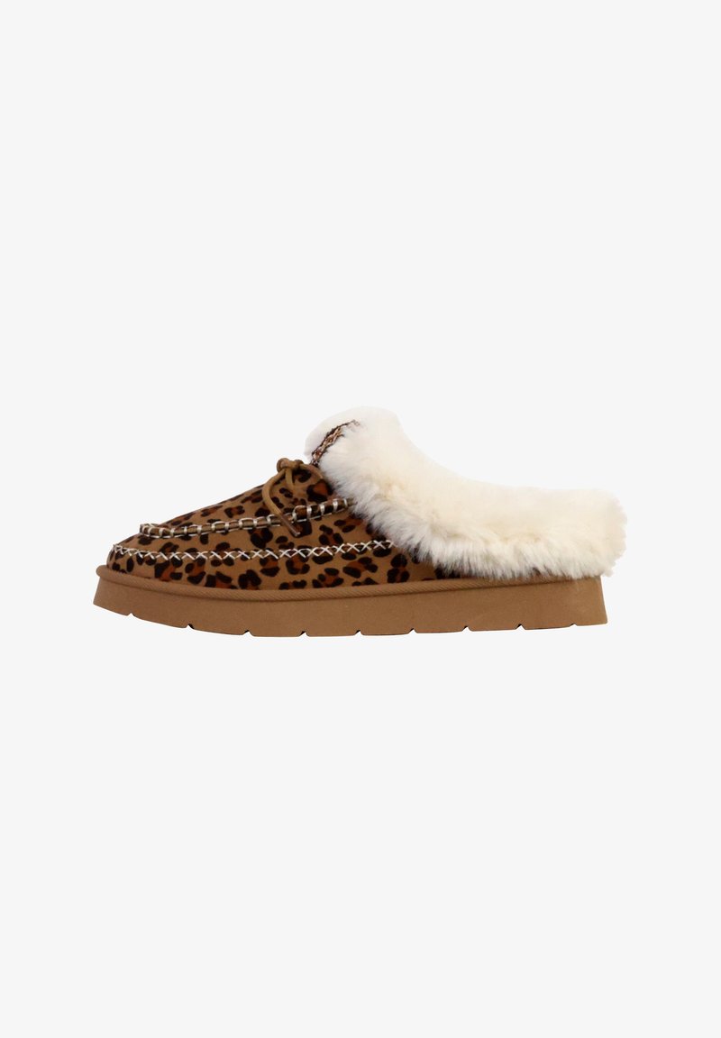 Pletteret hjemmesko med cremet kunstpelsfoer, snøredetalje og flad gummisål. Blød tekstur, rund form og afslappet design.