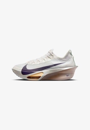 Chaussure de course Nike blanche avec un swoosh violet, tige en tricot et semelle amortissante visible avec un languette de talon rabattue.