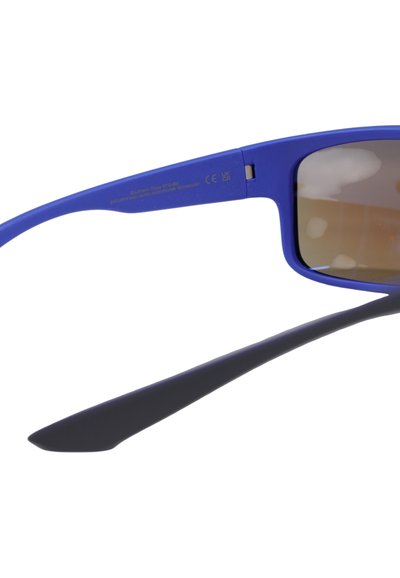 Gafas de sol de plástico azul con lentes marrones oscuros y un acabado texturizado. Las patillas tienen una bisagra y detalles de la marca grabados.