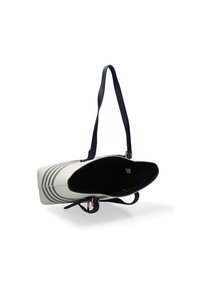 Borsa a rete bianca con strisce blu scuro, caratterizzata da un interno scuro, due lunghe maniglie blu e dettagli in hardware tono oro.