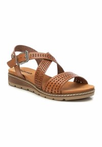 Sandal in pelle marrone con cinturini perforati, fibbia regolabile e fondo imbottito. Presenta una suola a zeppa bassa con fondo in gomma texturizzata.