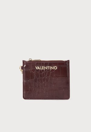 Kleine dunkelbraune Geldbörse aus krokodilstrukturiertem Leder mit goldenem Reißverschluss und Valentino-Logo in goldener Schrift vorne.