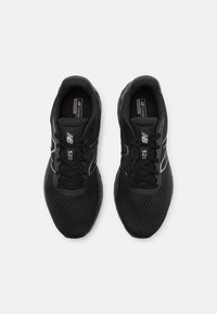 Černé běžecké boty s prodyšným síťovaným svrškem, šněrovacím designem a stříbrnými akcenty, které nesou logo New Balance a modelové číslo 520.