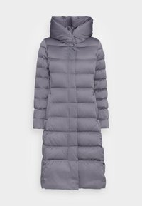 Abrigo acolchado gris con cuello alto, cierre de presión y patrón acolchado. Tiene mangas largas y un diseño hasta la rodilla con textura suave.