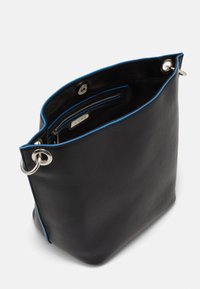 Sort læder spandtaske med blå kant, sølvhardware og et rummeligt interiør med en lynlåslomme og mærketag.