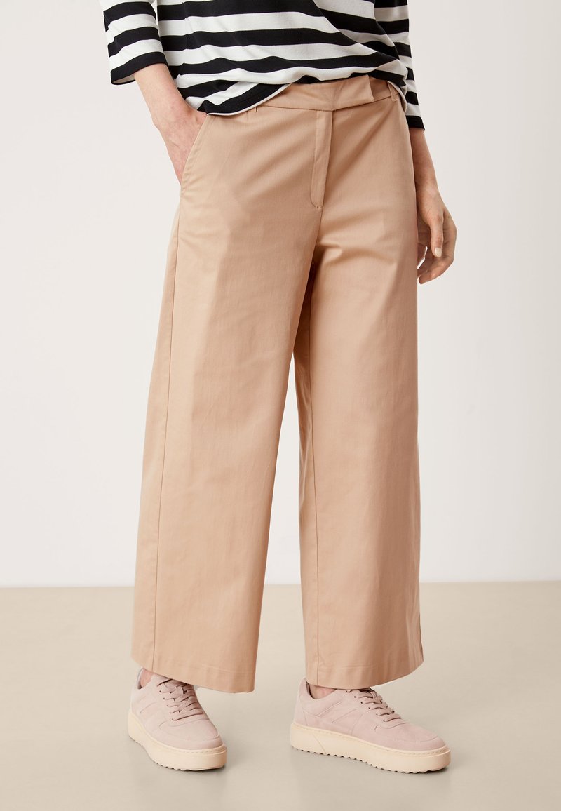 s.Oliver BLACK LABEL REGULAR WIDE LEG - Stoffhose - sandstein