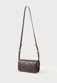 Bolsa transversal de couro castanho-escuro com costura em ziguezague e alça ajustável com detalhes em dourado.