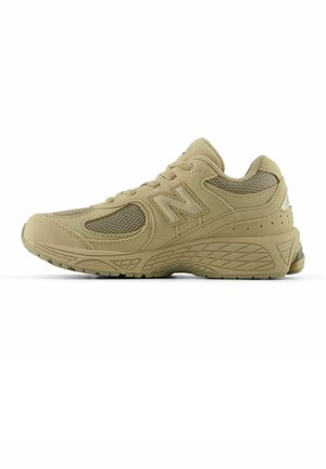 Beiger Sportschuh mit Mesh-Einsätzen, profilierter Sohle und „N“-Logo an der Seite, von links auf weißem Hintergrund gesehen.