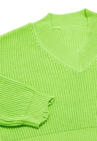 Grüner Strickpullover mit V-Ausschnitt, gerippten Bündchen und strukturiertem Muster. Der Stoff hat ein leichtes und atmungsaktives Aussehen.