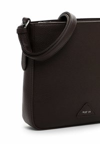 Borsa a tracolla in pelle marrone con una texture a ciottoli, forma rettangolare, tracolla regolabile e un piccolo logo triangolare accentato sul davanti.