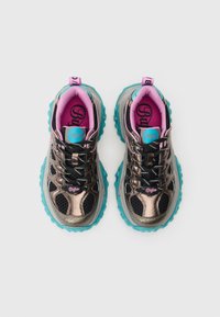 Tênis metálicos pretos e rosa com sola turquesa, painéis de malha, atacadores e detalhe do logotipo na língua e no calcanhar.