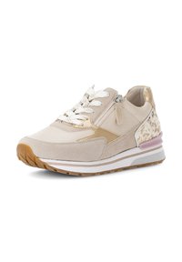 Beige Sportschuh mit Akzenten aus Wildleder und Leder, strukturierten weißen Schnürsenkeln, einem Reißverschluss an der Seite und einem rosa Akzent an der Ferse auf einer Gummisohle.
