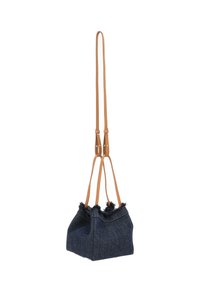 Denim draagtas met een rafelige bovenrand, voorzien van twee tan leren hengsels. Vierkante vorm, gestructureerde stof en geen zichtbare hardware details.