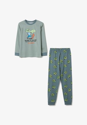 Camiseta de pijama verde de manga larga con un gráfico de Minecraft, combinada con pantalones verdes que presentan caras de creeper en un patrón repetido.