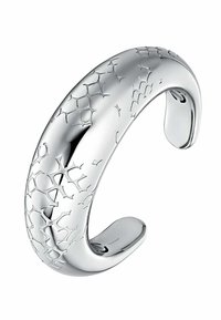 Pulsera de puño de plata con una superficie lisa que presenta un patrón texturizado y agrietado. Su diseño abierto permite una fácil colocación y ajuste.