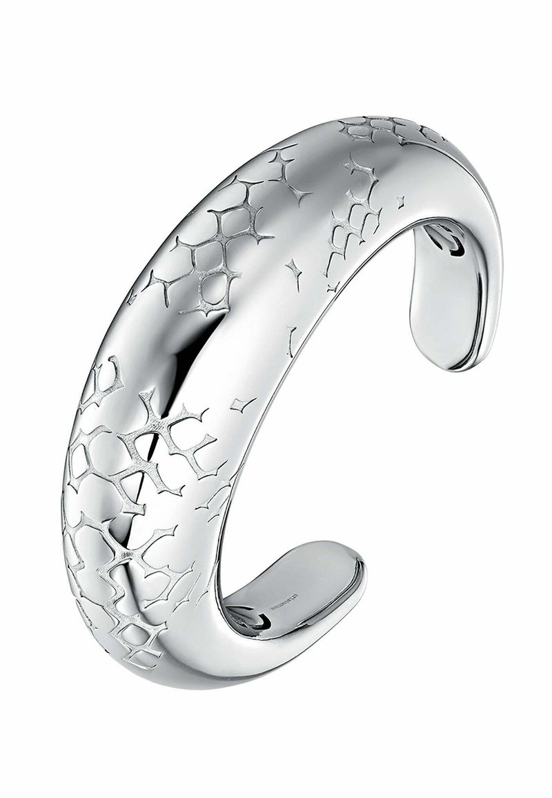 Pulsera de puño de plata con una superficie lisa que presenta un patrón texturizado y agrietado. Su diseño abierto permite una fácil colocación y ajuste.