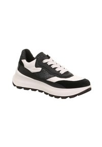Scarpa sportiva in bianco e nero con pannelli testurizzati, colletto imbottito e suola spessa bianca caratterizzata da un motivo a tasselli. Le stringhe sono bianche.