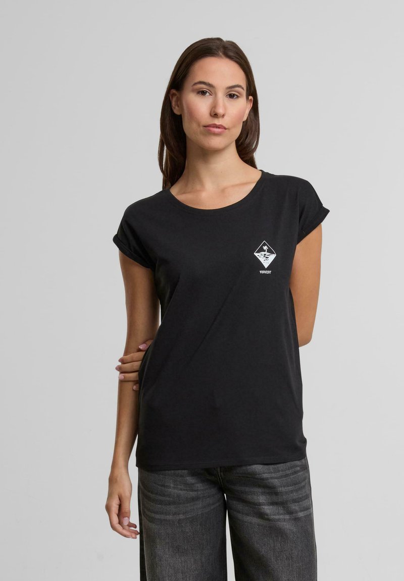 Schwarz Baumwoll-T-Shirt mit hochgerollten Ärmeln, featuring ein kleines weißes grafisches Logo in Diamantform auf der Brust. Lässiger Schnitt.