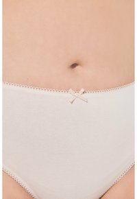 Culotte blanche en coton avec une délicate bordure en dentelle et un petit nœud en ruban à la taille, présentant une texture lisse et un design sans coutures.