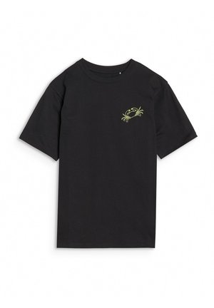 Czarny t-shirt z krótkim rękawem z małym żółtym obrazkiem kraba na lewym biuście i okrągłym dekoltem na białym tle.