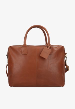 Bruine leren tote bag met dubbele handvatten, ritsluiting, platte basis en een afneembare tag. Kenmerkt zich door een zachte textuur en een minimalistisch ontwerp.