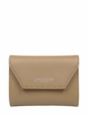 Portefeuille en cuir beige avec rabat enveloppe et logo argenté "Lancaster Paris" centré sur le devant.