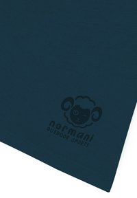 Marineblauer Baumwollstoff mit einem Logo, das ein zwinkerndes Schaf zeigt, und dem Text "normani OUTDOOR SPORTS" in Dunkelgrau am unteren Rand.