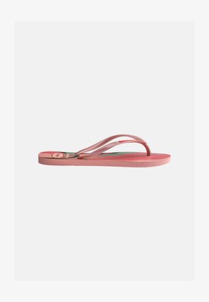 Μονό ροζ σανδάλι τύπου σαγιονάρα με υφή στη σόλα και λουράκι μεταξύ των δαχτύλων, απεικονίζεται σε λευκό φόντο σε πλάγια όψη.